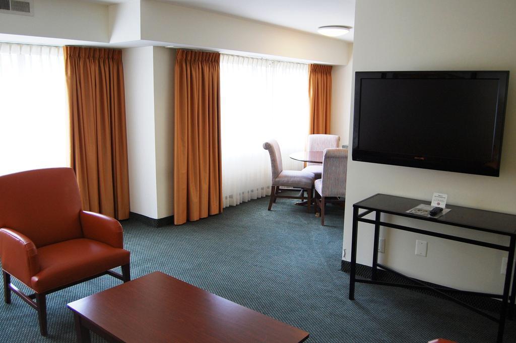 Washington Suites Alexandria Room photo